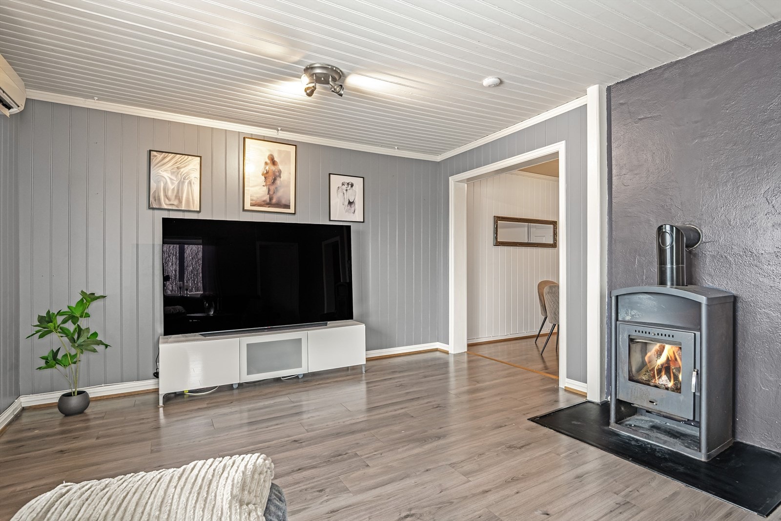 I tilknytning til stuen er det en krok med plass til spisebord. Galleribilde