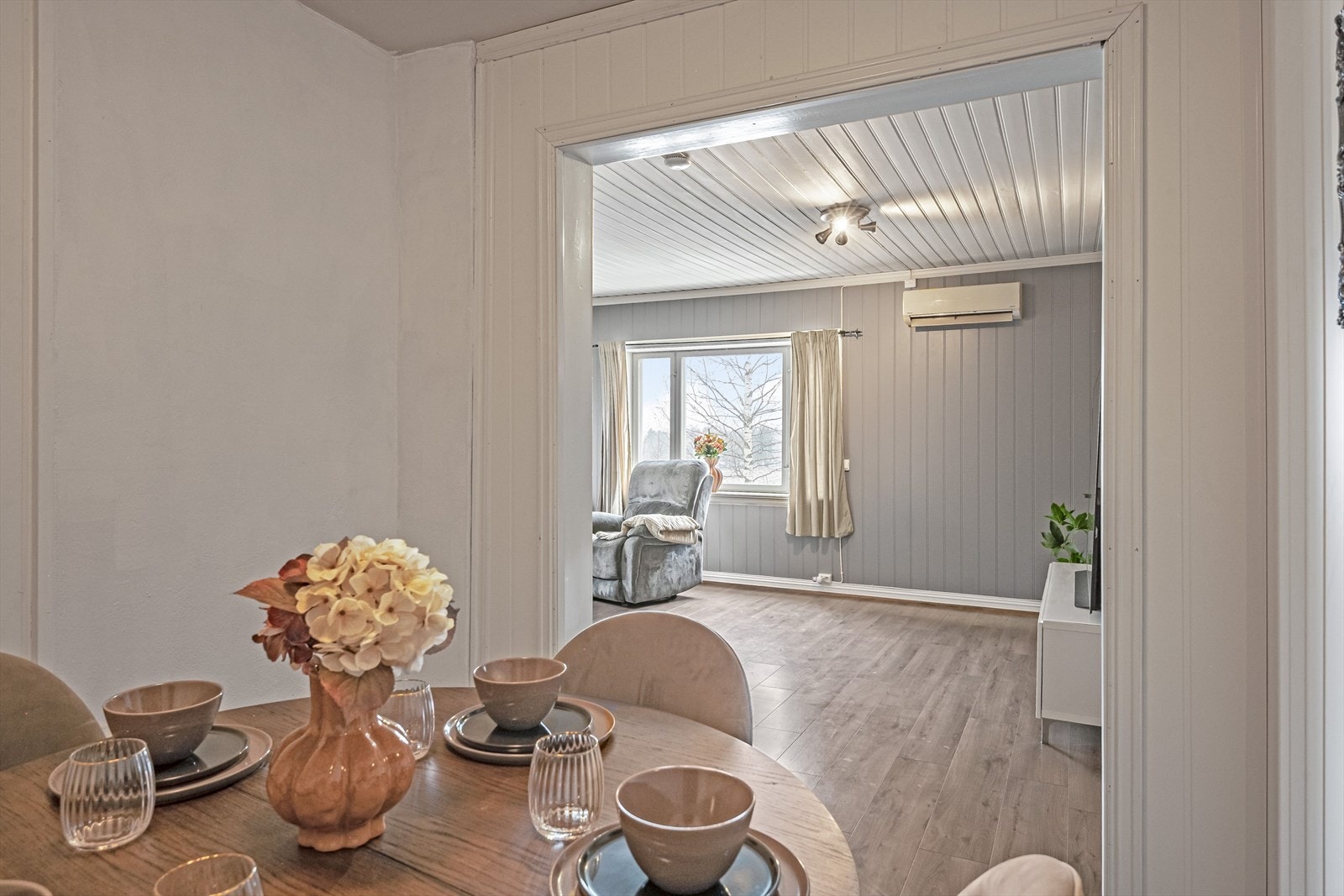 Sosial og åpen løsning mellom stuen og spisestuen. Galleribilde