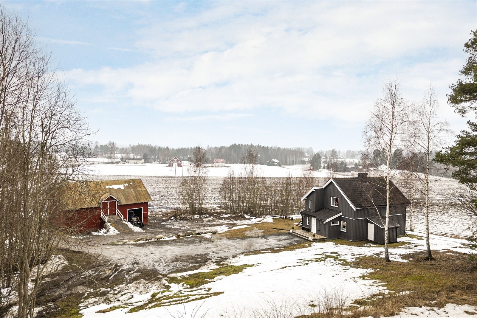 Velkommen til Pålsrudgutua 22 og denne sjarmerende eiendommen på stor og skjermet tomt på Namnå! Foto: Husfoto v/ Bernat Tubau. Galleribilde