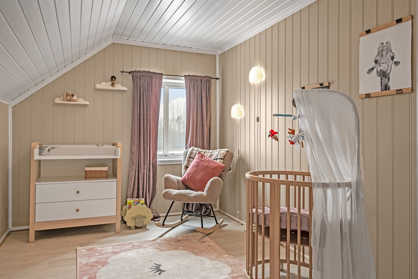 Et lyst og koselig soverom med laminatgulv og panelte vegger. Galleribilde