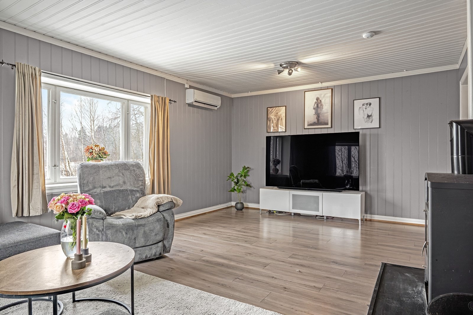 I stuen er det installert varmepumpe, denne er fra 2010. Galleribilde