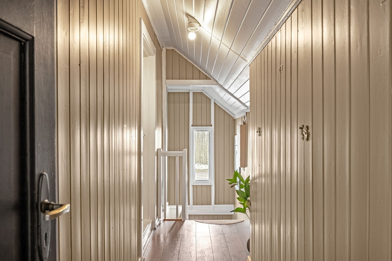 Trapperommet og gangen i 2. etasje er pusset opp etter 2019. Trepanel på veggene malt i en lun beigetone og laminatgulv som står i stil med boligen ellers. Galleribilde
