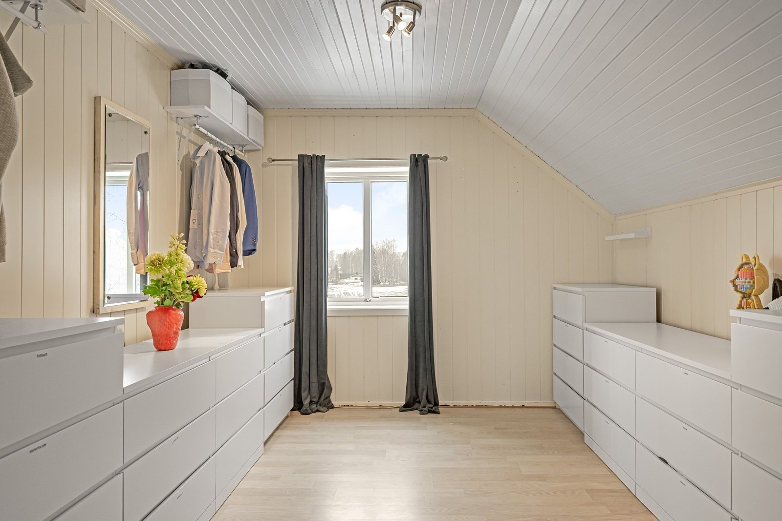 Muligheter for møblering med både skuffer og skap. Galleribilde