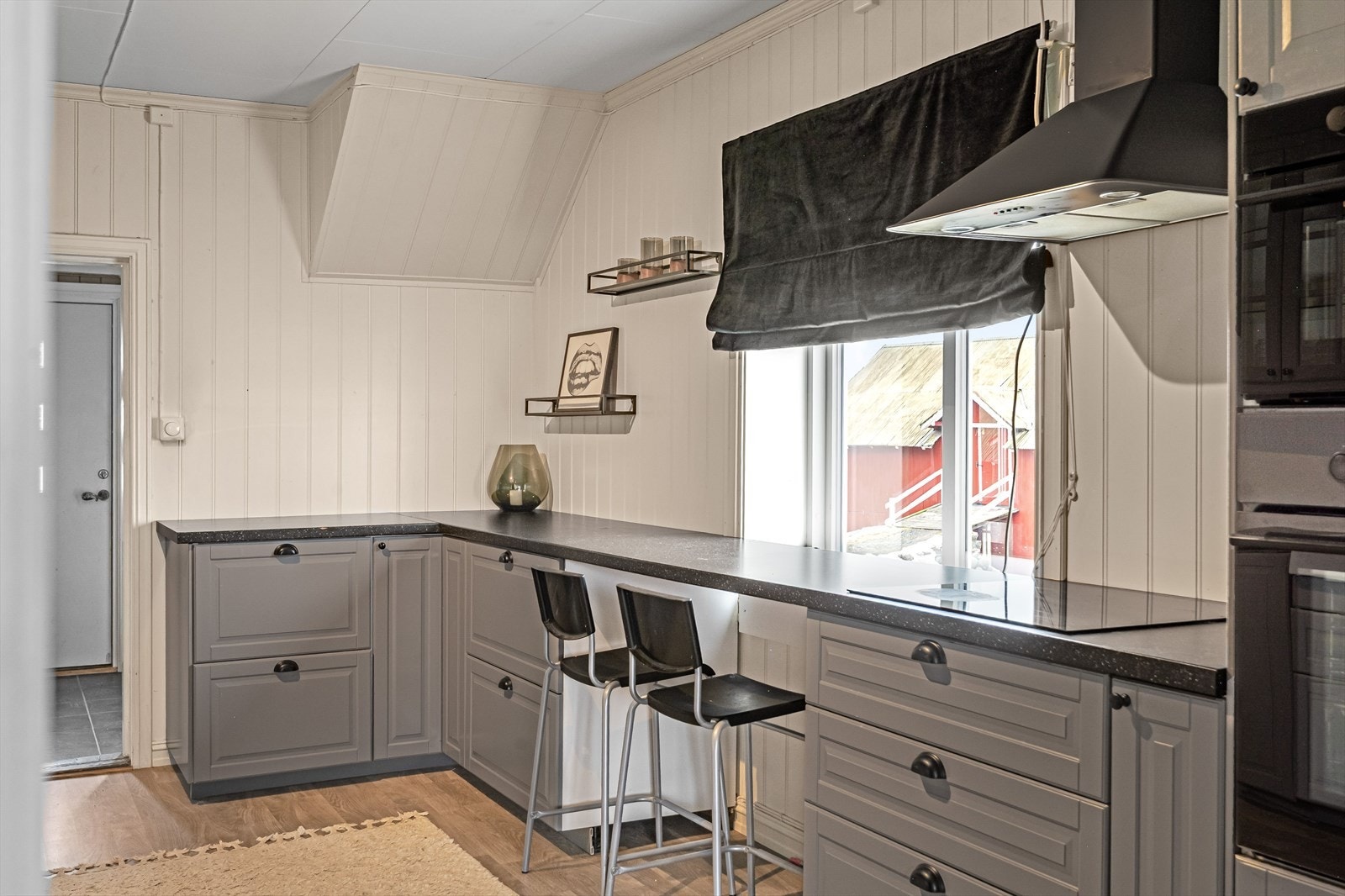 Ved vinduet er det plass til barkrakker hvor du kan nyte frokosten og nyte den fine utsikten. Galleribilde