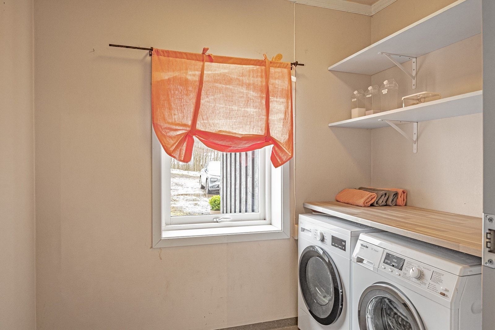 Vaskerommet ble etablert i 2015. Det har malt tapet på veggene og innredet med benkeplate og hyller. Galleribilde