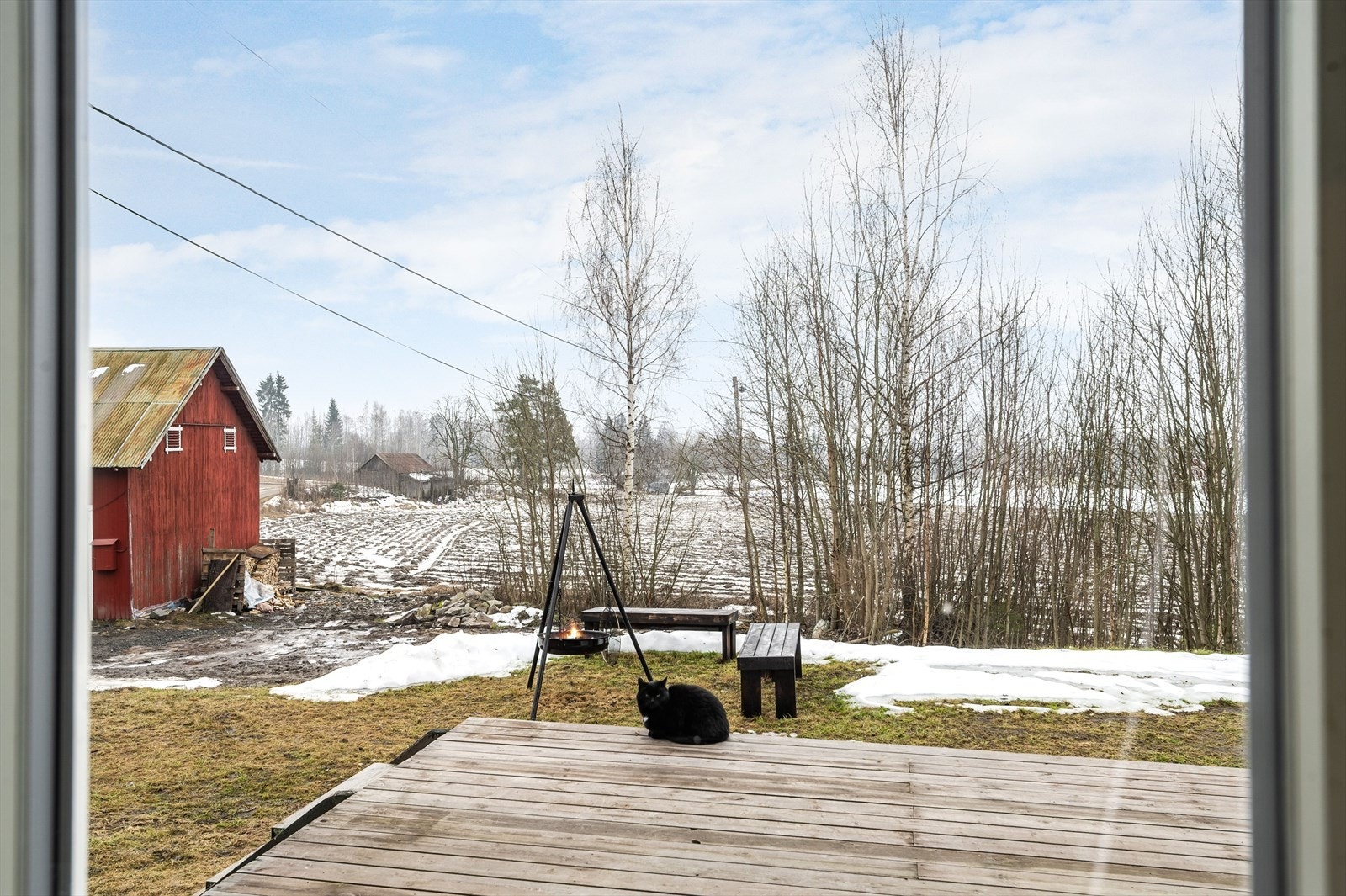 Terrassen gir direkte tilgang til uteområdet med plass til sittegruppe. Galleribilde