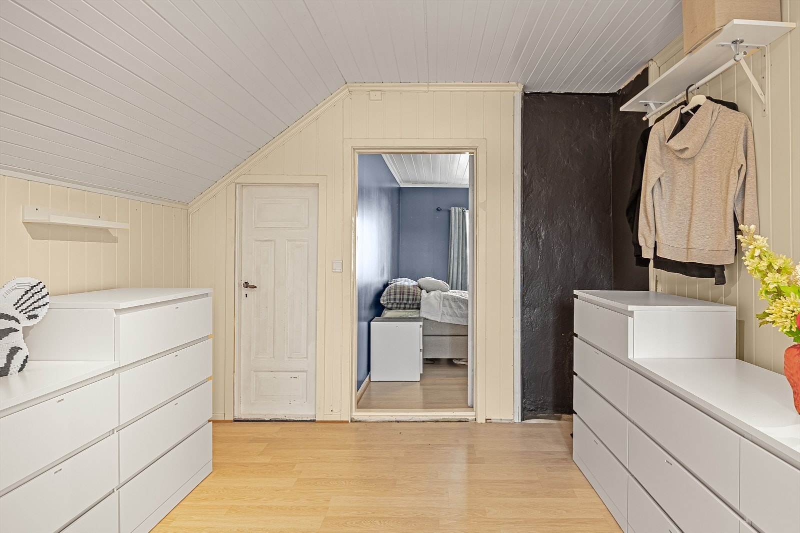 Det tredje rommet er innredet som garderoberom med adkomst fra hovedsoverommet. Galleribilde