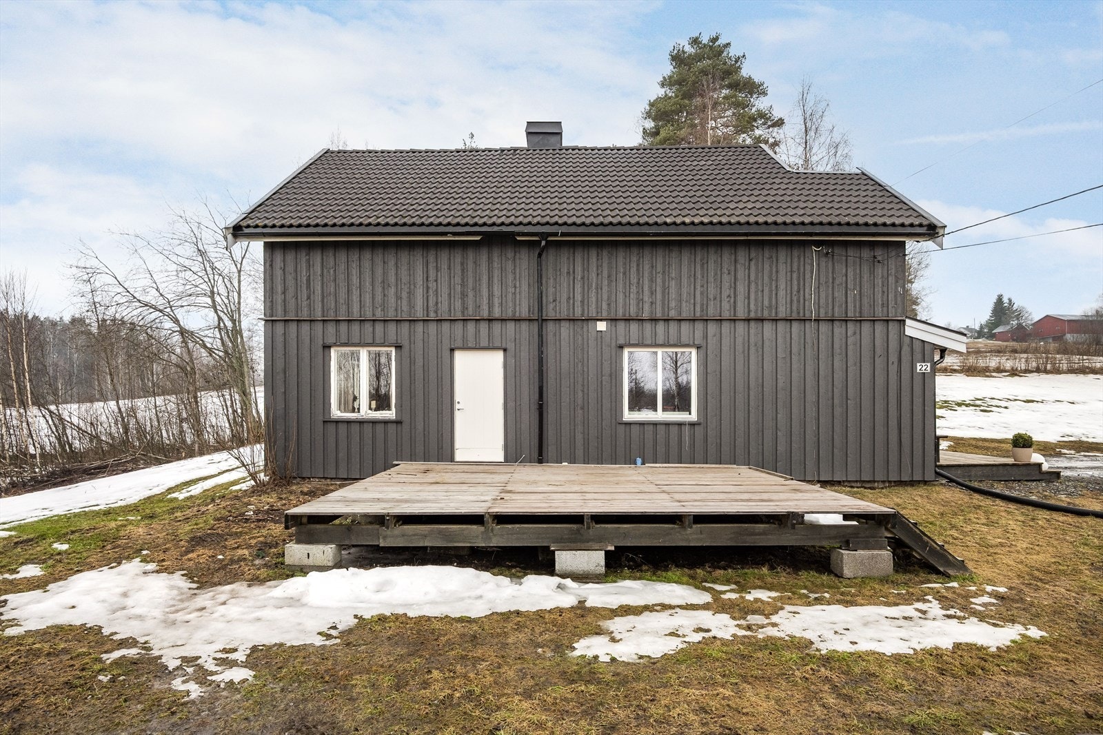 På terrassen kan solrike dager nytes, en skjermet og fin uteplass med direkte adkomst til hagen. Galleribilde