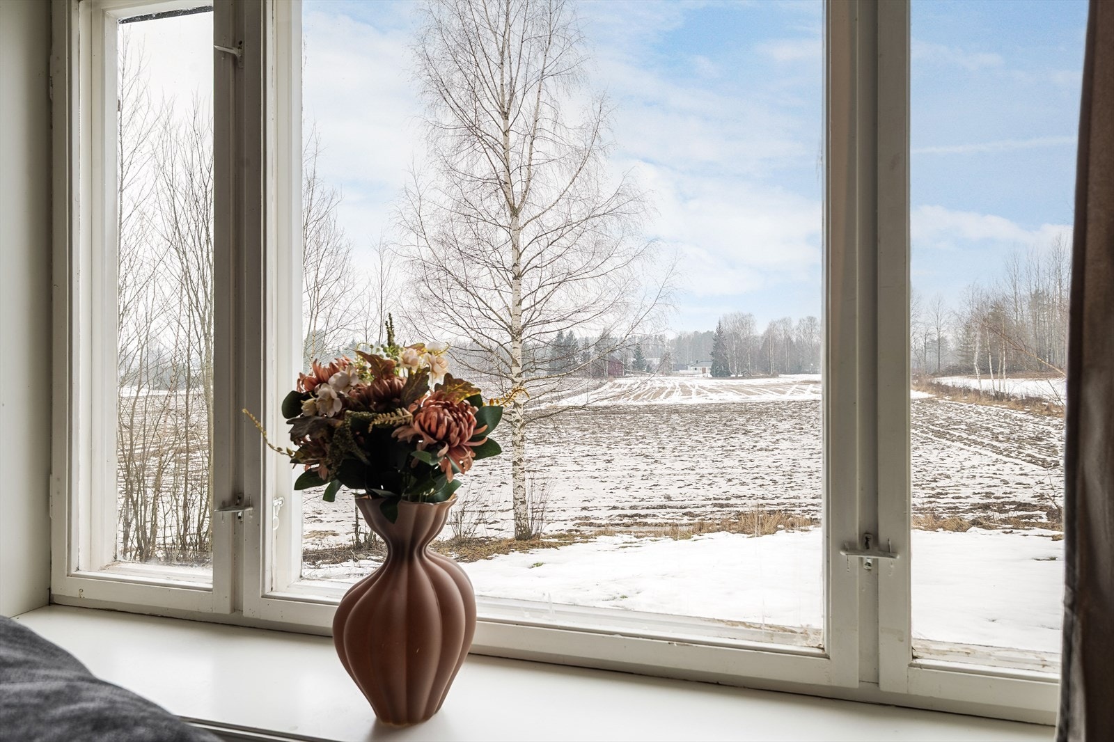 Store vinduer gir utsyn mot det åpne landskapet. Galleribilde