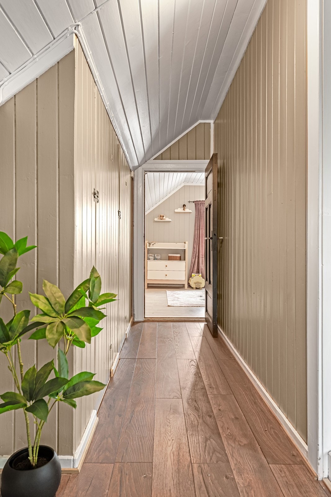 På venstre side er det lagringsmuligheter. Galleribilde