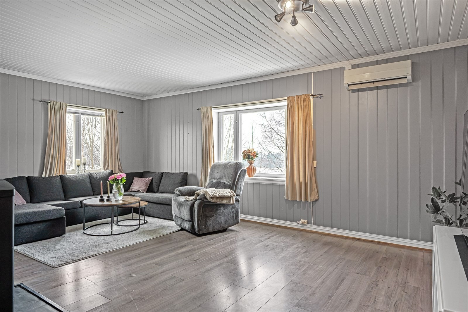 Vinduer på to kanter sørger for fint lysinnslipp til rommet. Galleribilde