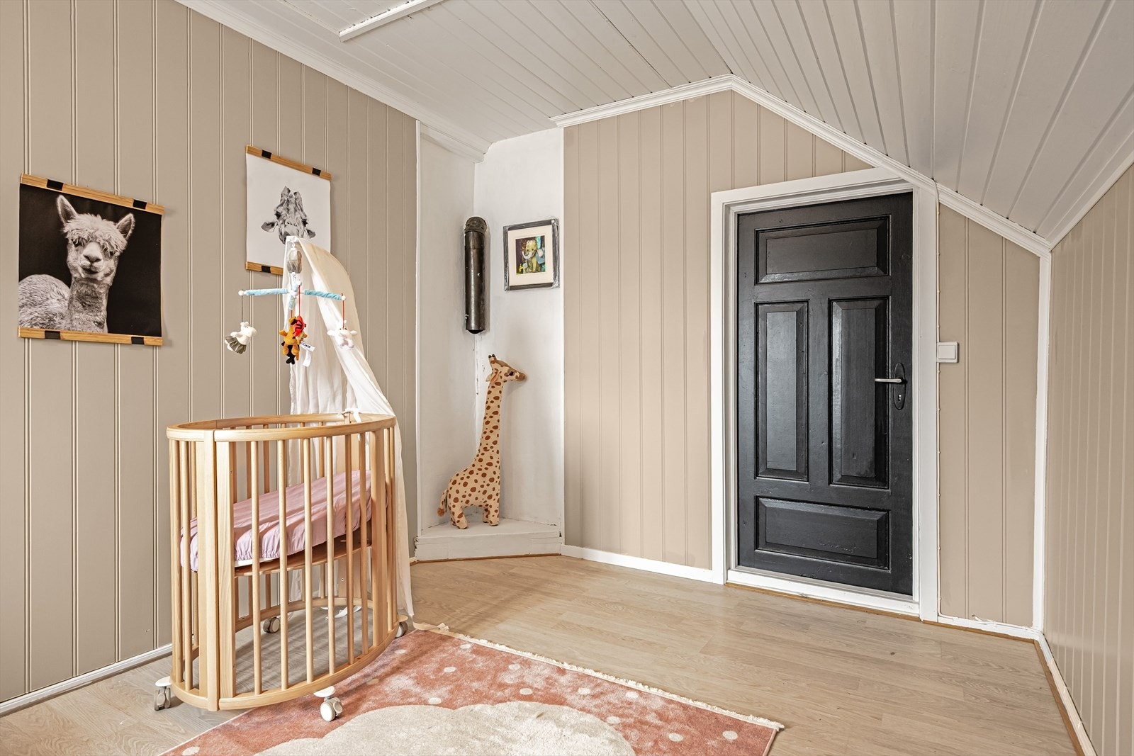 God plass til møblering av seng, nattbord og det man måtte ønske. Galleribilde