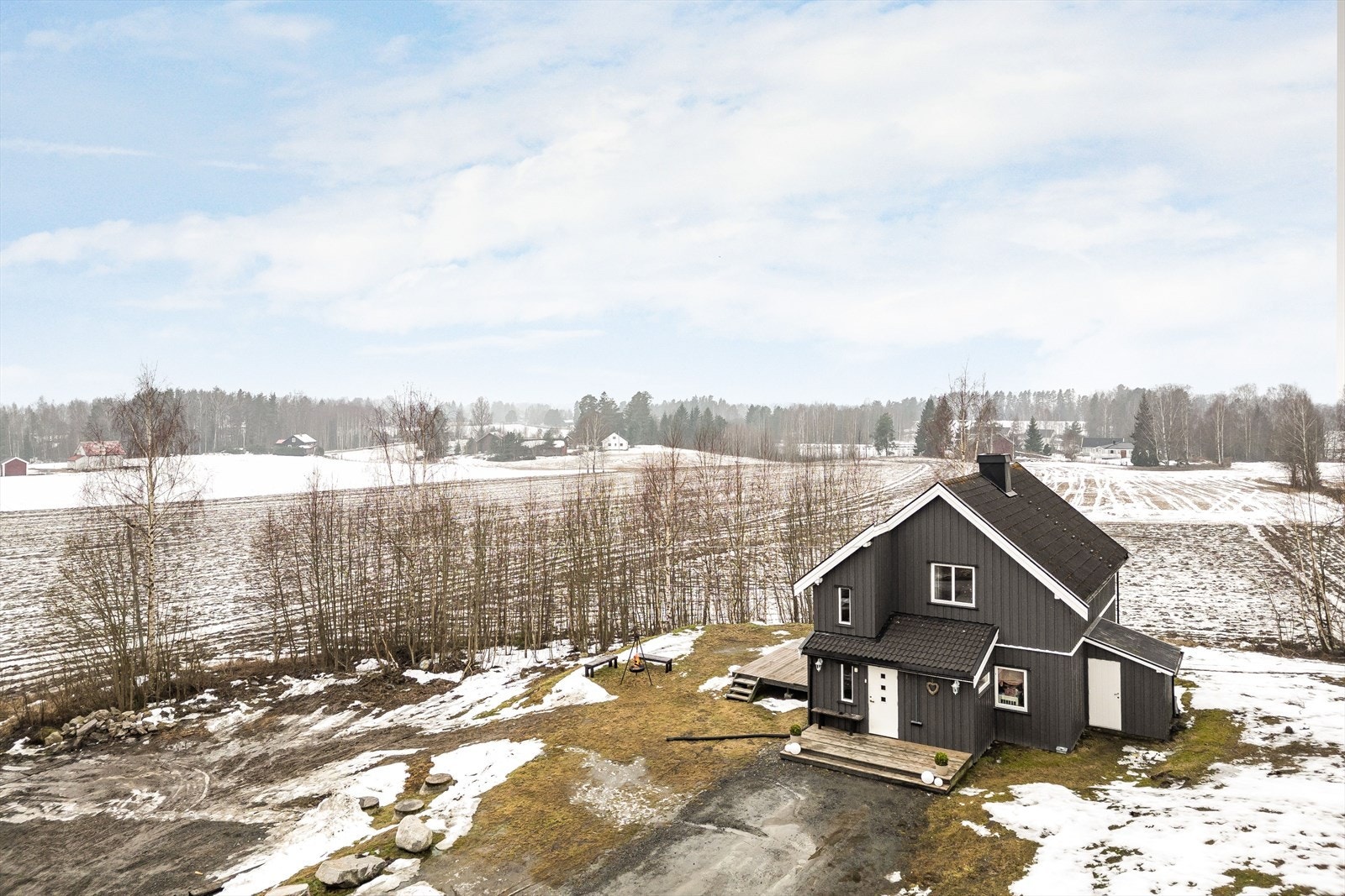 Boligen ligger i landlige omgivelser med gode solforhold. Galleribilde