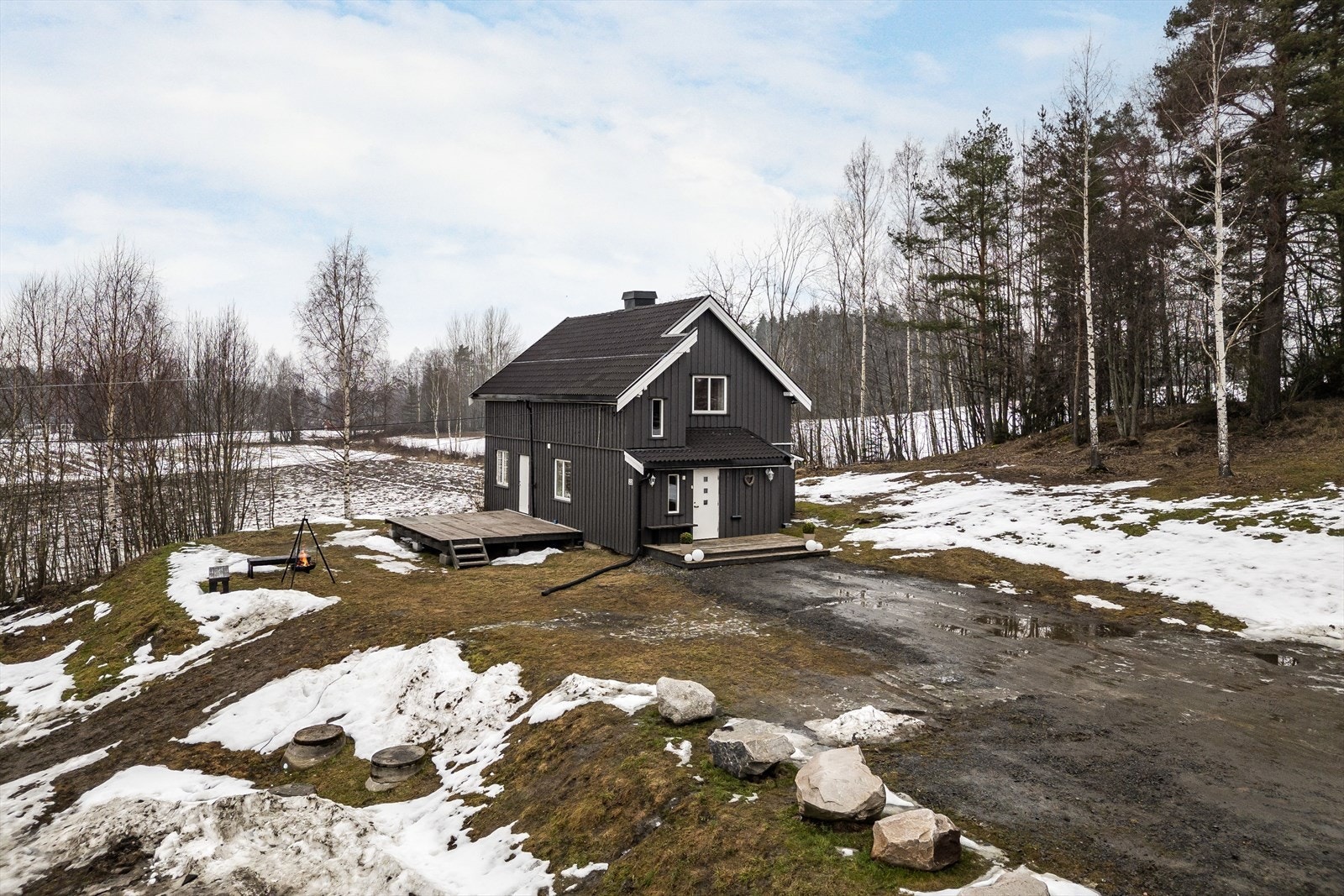 Eiendommen ligger skjermet til og grenser til åker og eng. Galleribilde