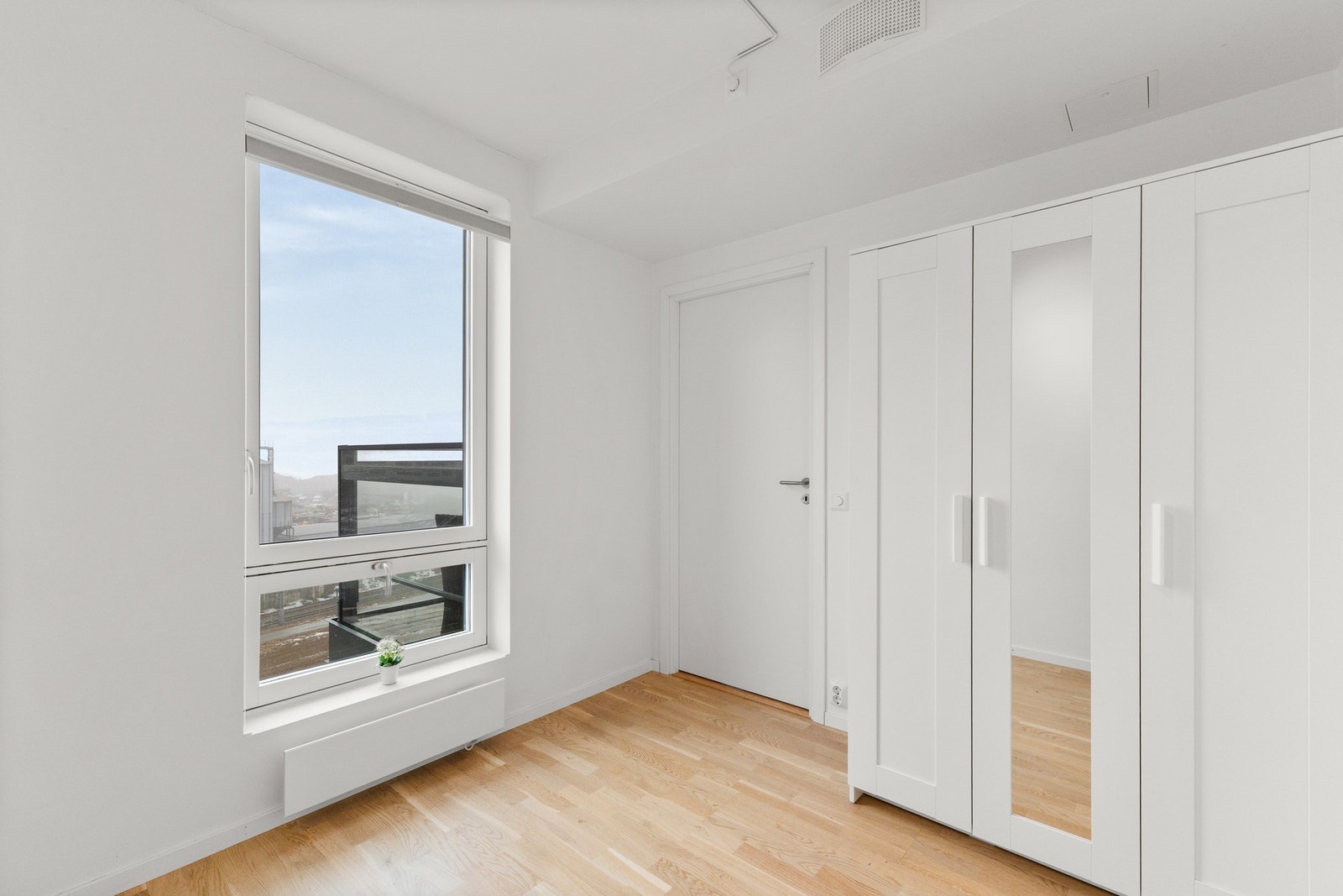 Meget romslig soverom med god plass til dobbeltseng, stort garderobeskap. Galleribilde
