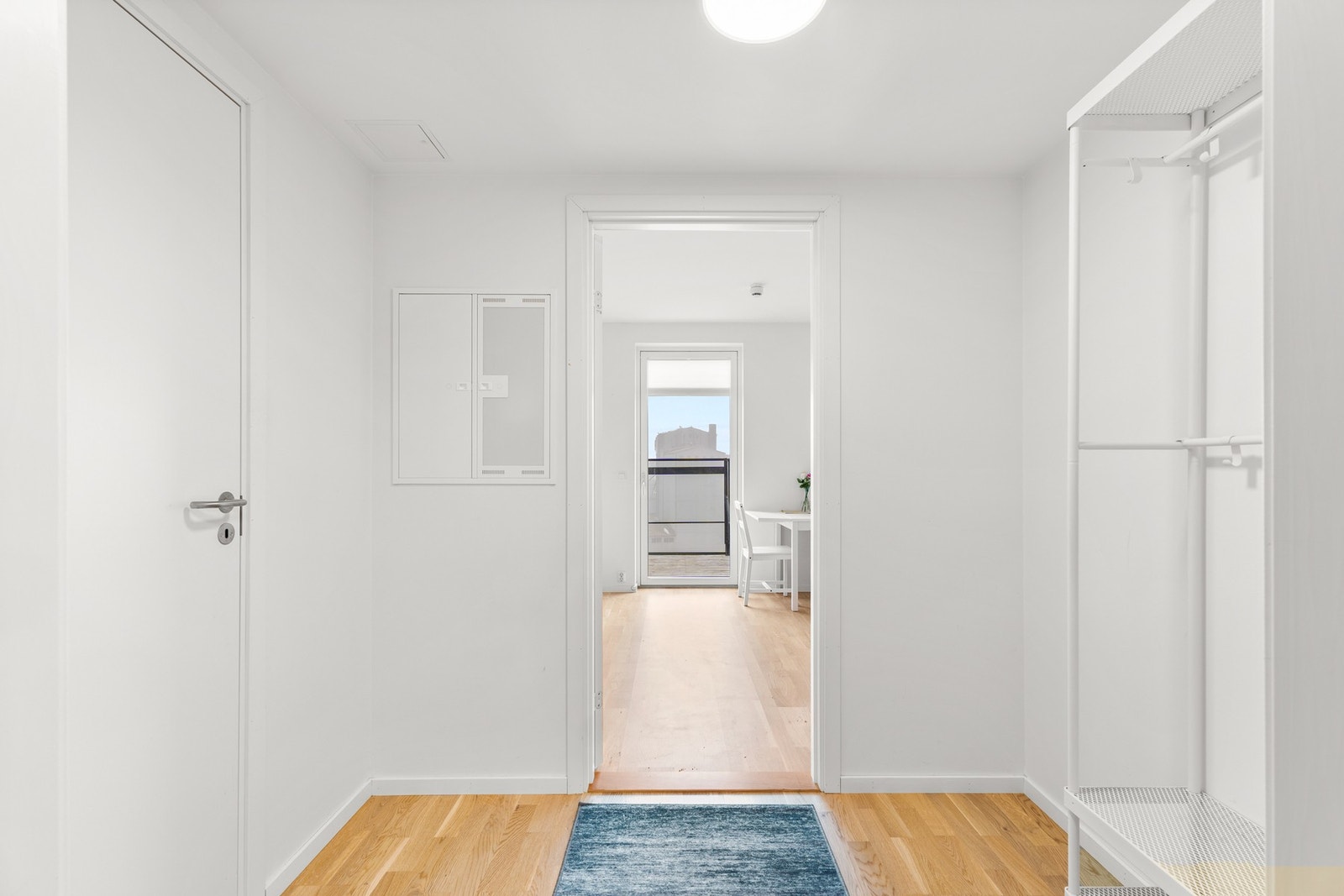 Det er godt med lagringsplass i hele leiligheten. I tillegg disponerer boligen en ekstern bod på ca. 3 m². Galleribilde