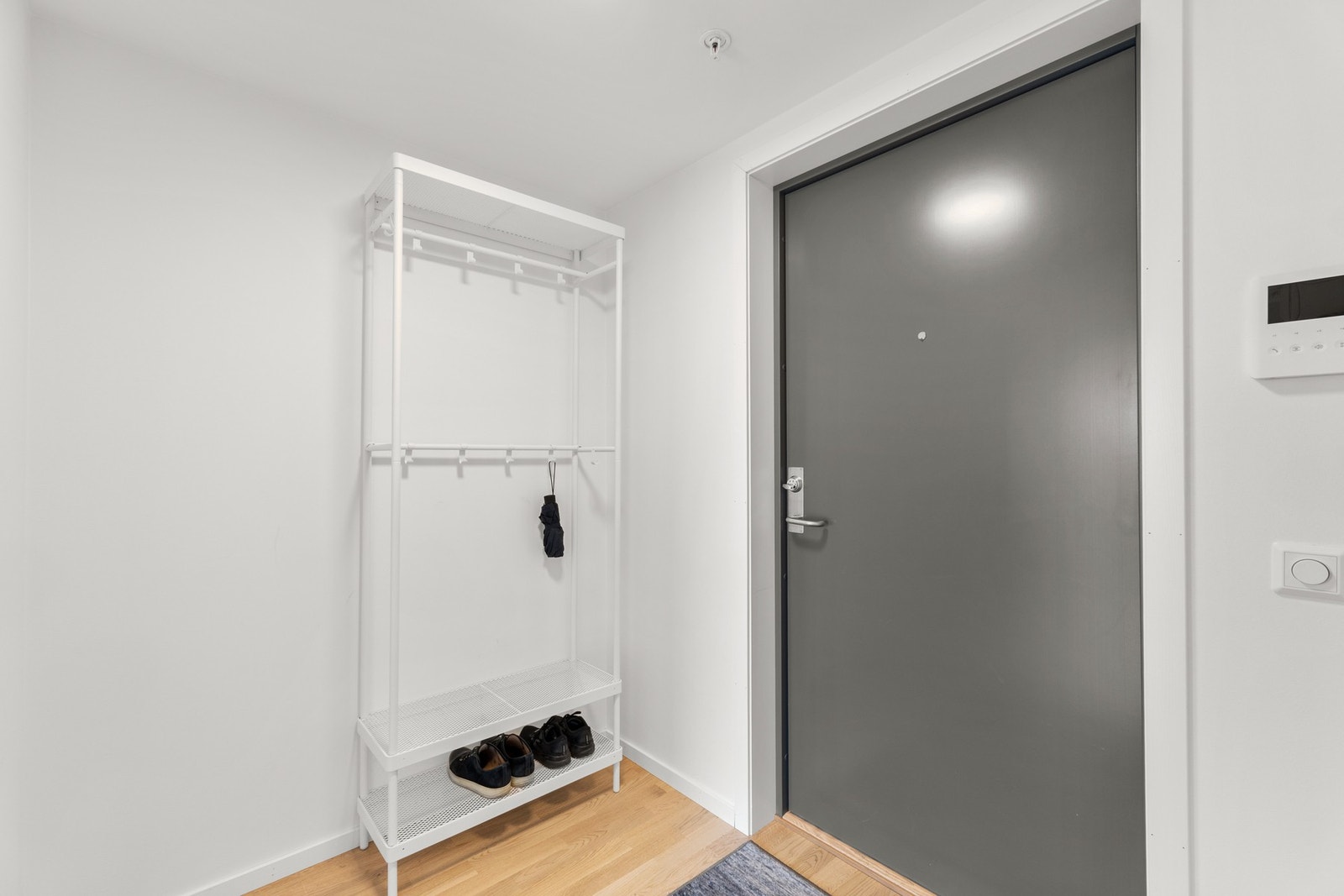 Lys og fin entré. I entréen er det gode muligheter til å lage garderobe/hylleløsninger. Dørcalling. Galleribilde