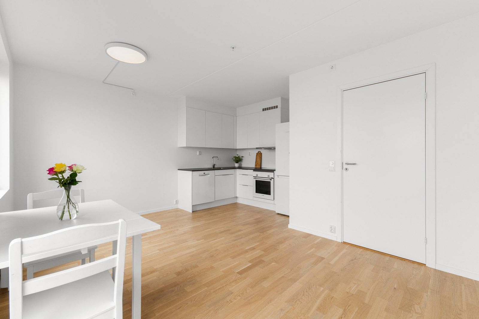 Praktisk planløsning med stue og kjøkken i åpen løsning. Det er gjennomgående 3-stavs eikeparkett på alle gulv foruten bad som er flislagt. Galleribilde
