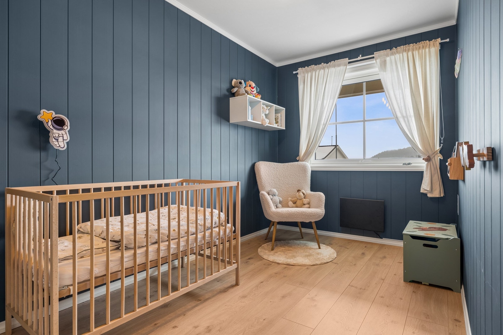 Soverom nummer to er noe mindre, men fortsatt med god plass til både seng og annet møblement. Galleribilde