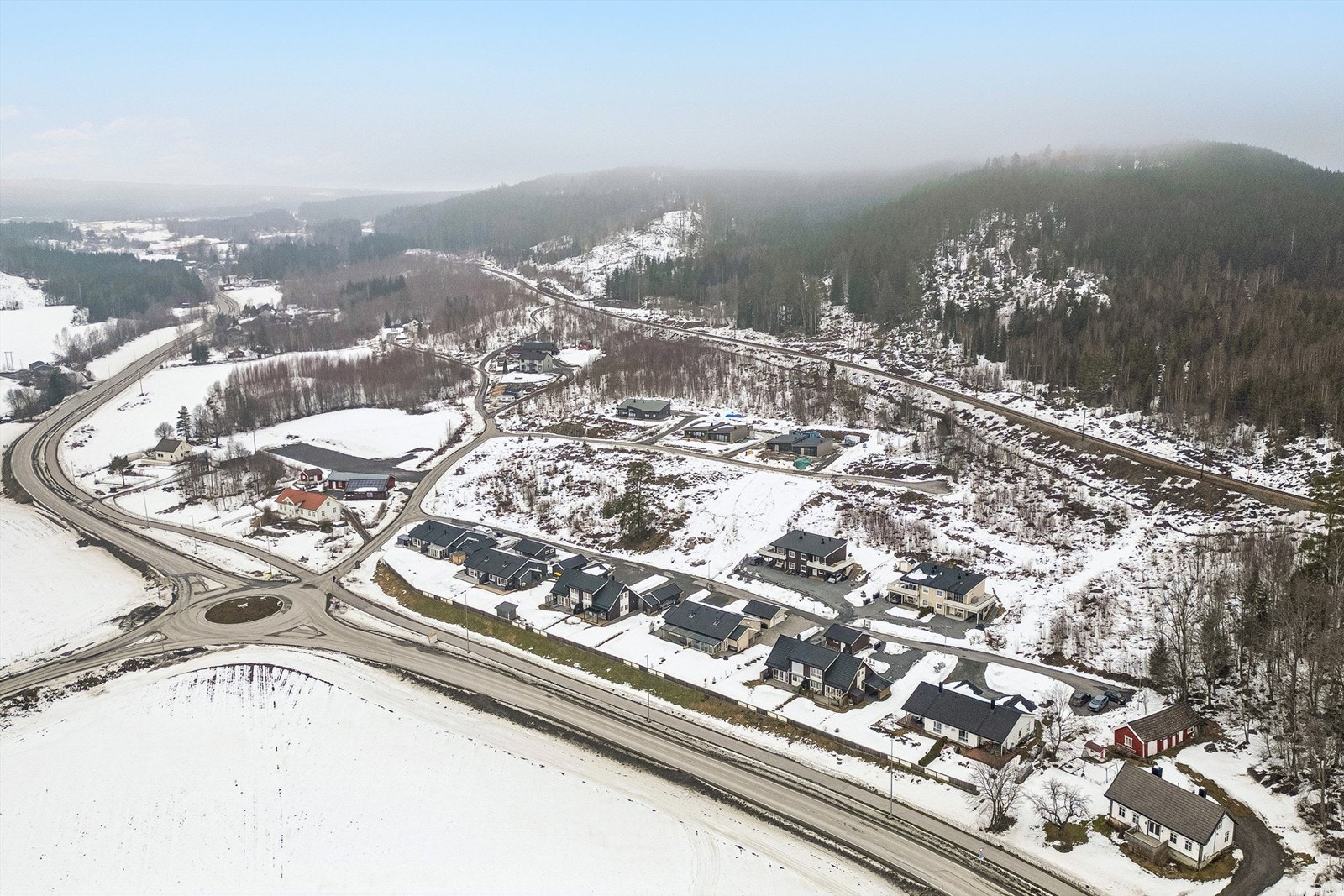 Rundt boligområdet finnes åpne landbruksområder og fine turmuligheter som kan benyttes året rundt. Cirka 4,5 kilometer unna ligger Tangen Dyrepark, som er et populært besøksmål med et variert utvalg av dyr og fugler. Galleribilde