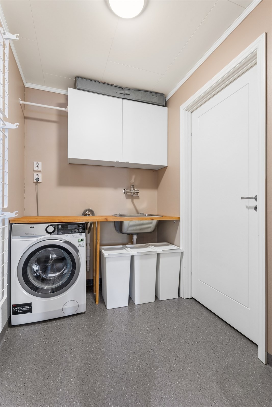 I tillegg finnes et eget vaskerom med gulvvarme, opplegg for vaskemaskin og praktisk utslagsvask. I tilknytning til vaskerommet finner vi en bod/teknisk rom. Galleribilde