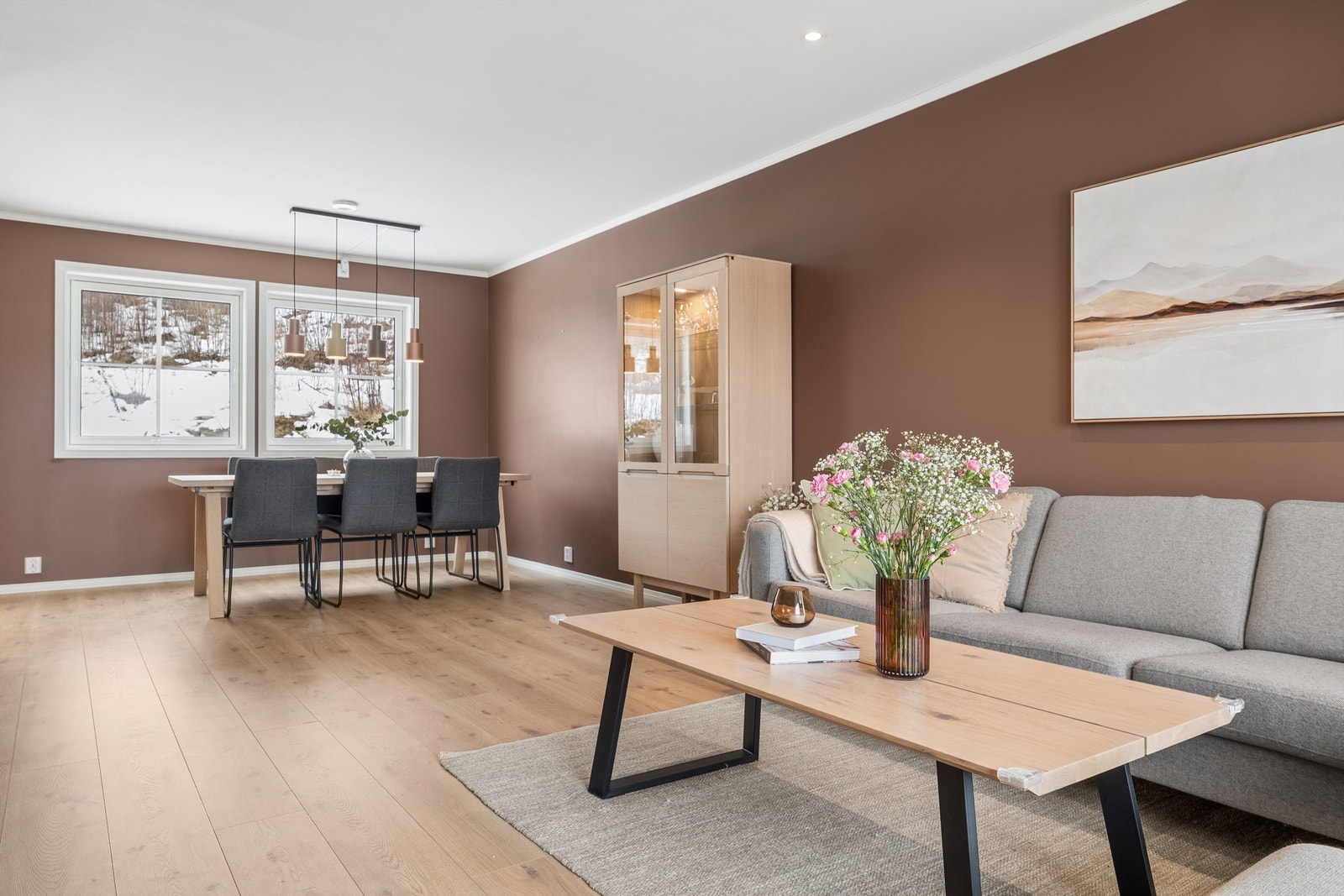 Her er det god plass til både sofagruppe og spisebord, og rommet oppleves lyst og trivelig. Galleribilde