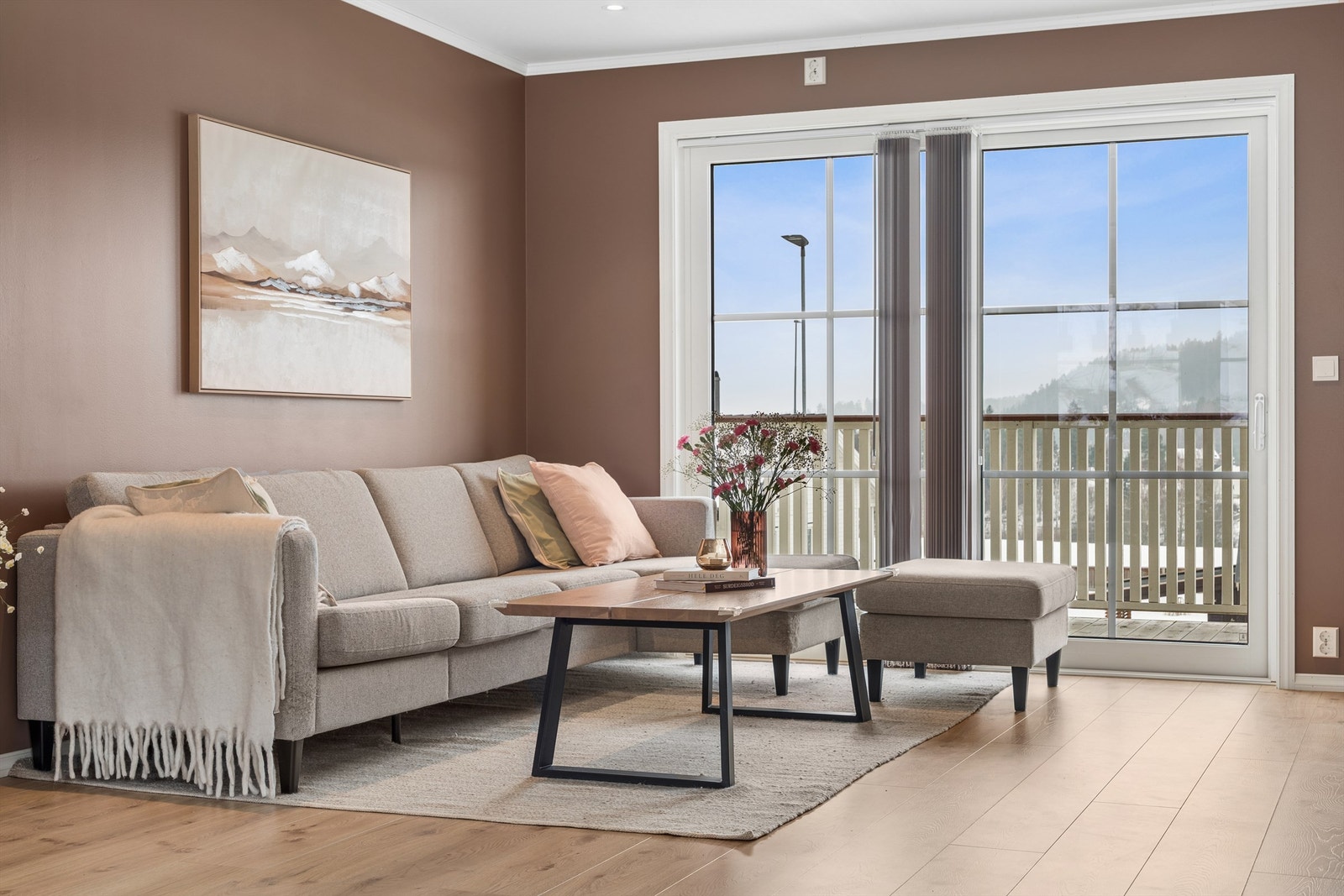 Fra stuen er det adkomst ut til den syd-vendte verandaen. Galleribilde