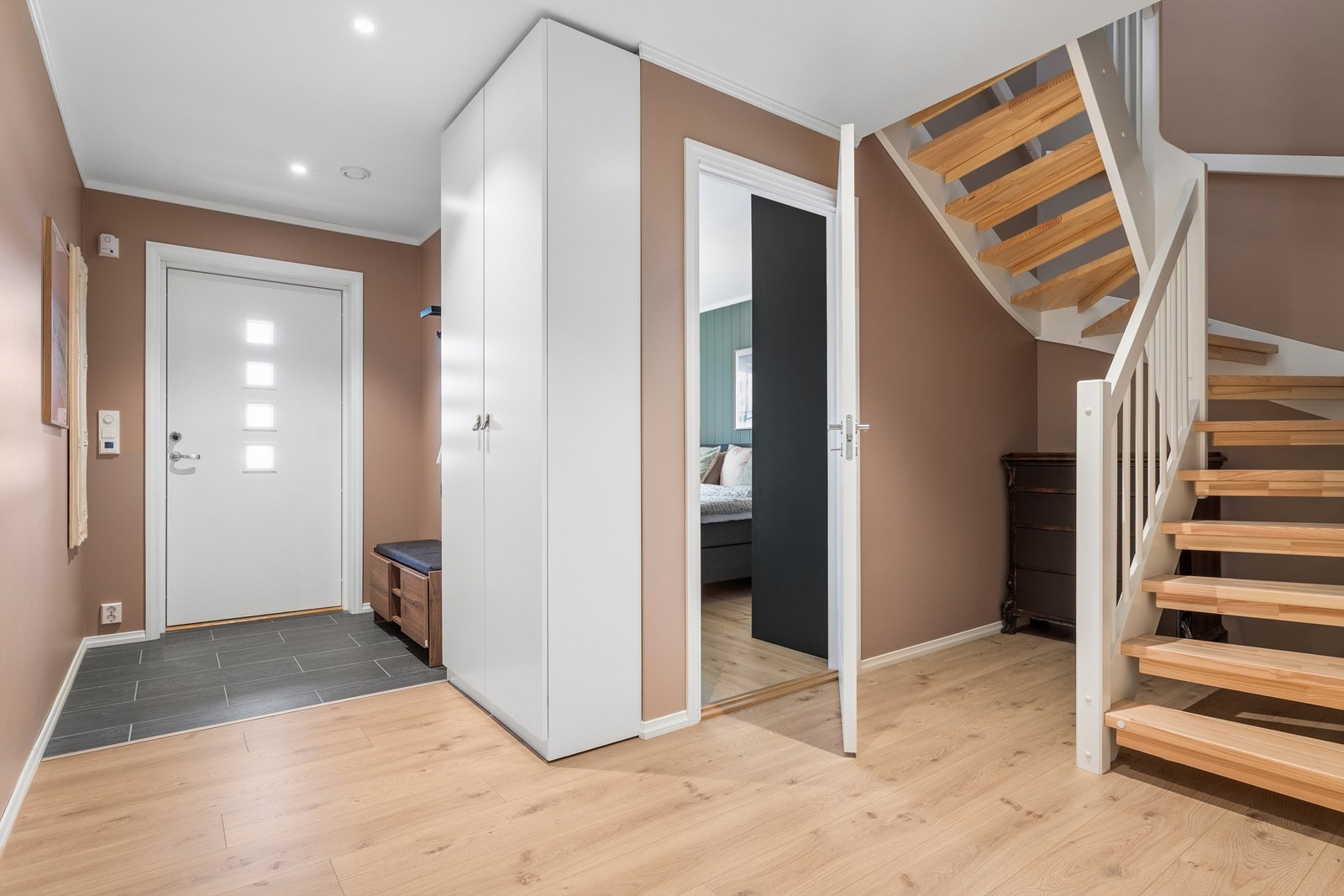 Den romslige entréen tar deg godt imot, med flislagt gulv, gulvvarme og garderobeskap. Galleribilde