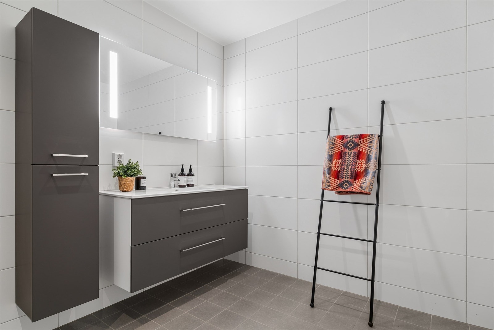 Badet er romslig og har flislagte overflater med gulvvarme. Galleribilde