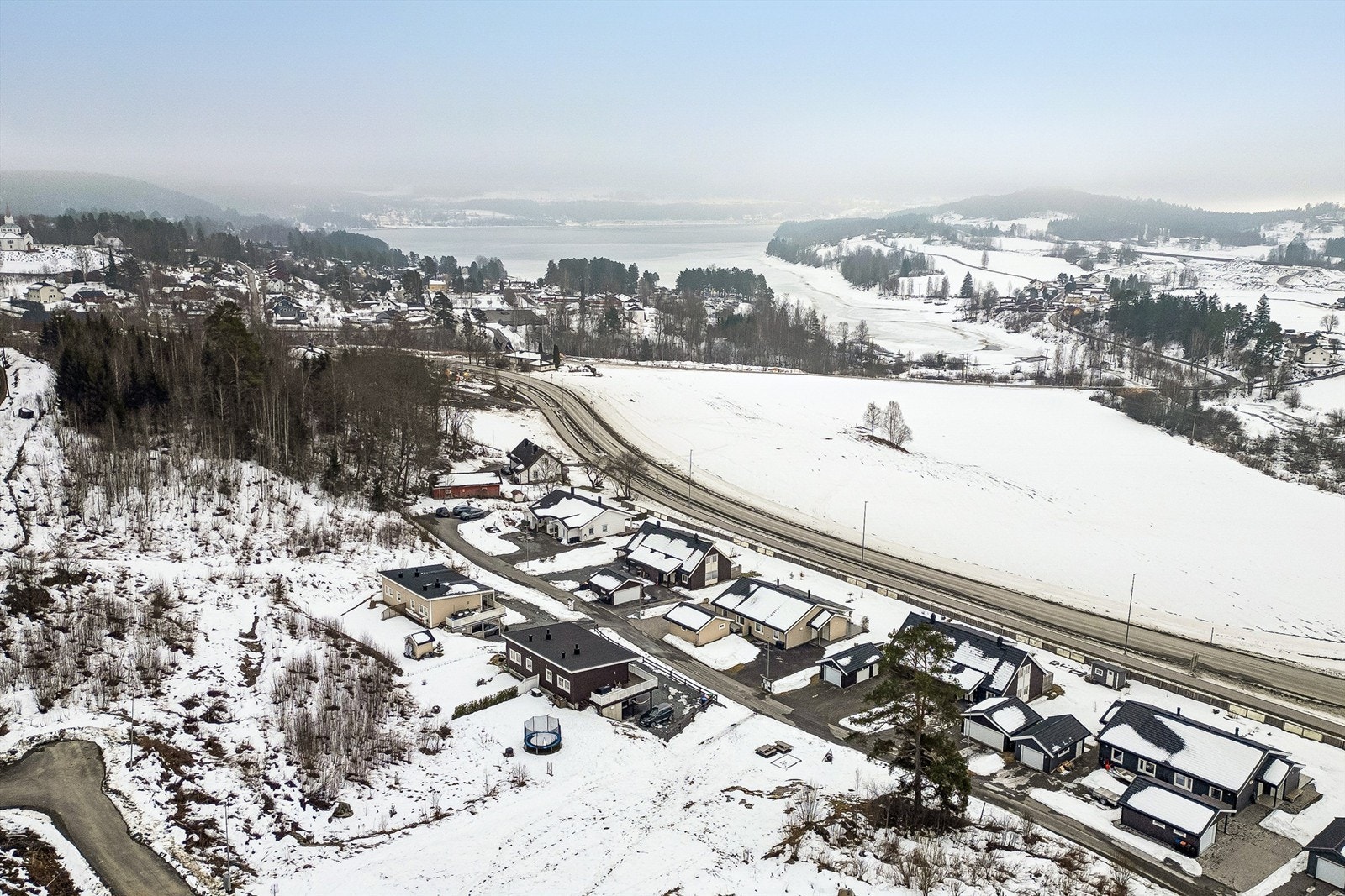 Dagligvarehandel finnes blant annet ved Spar og Coop Prix på Tangen. Fra boligen er det omtrent 15 minutters gange til Tangen barneskole med tilhørende SFO og barnehage. Galleribilde
