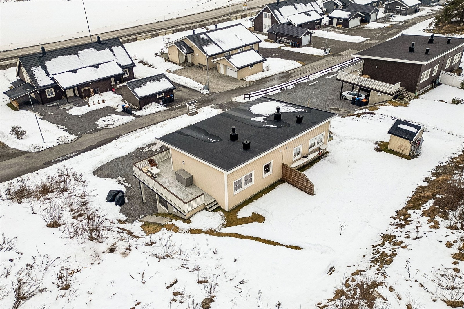 Beliggenheten oppleves landlig og naturnær, samtidig som man har kort vei til nødvendige servicetilbud i hverdagen. Galleribilde