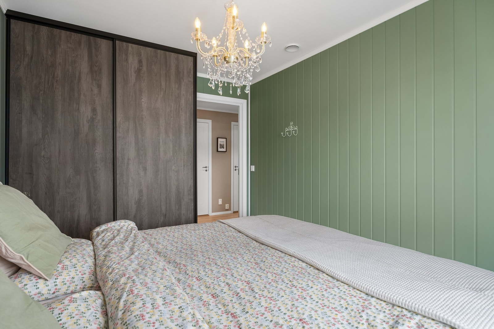 Hovedsoverommet har en skyvedørsgarderobe. Galleribilde