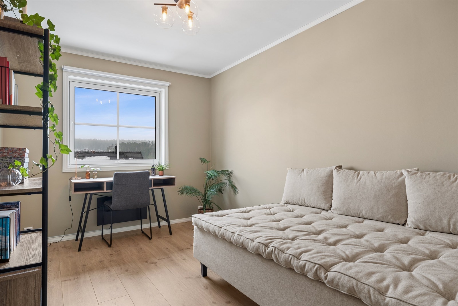 Hovedetasjen har et soverom av god størrelse. Dette kan også egne seg godt som både kontor og gjesterom. Galleribilde