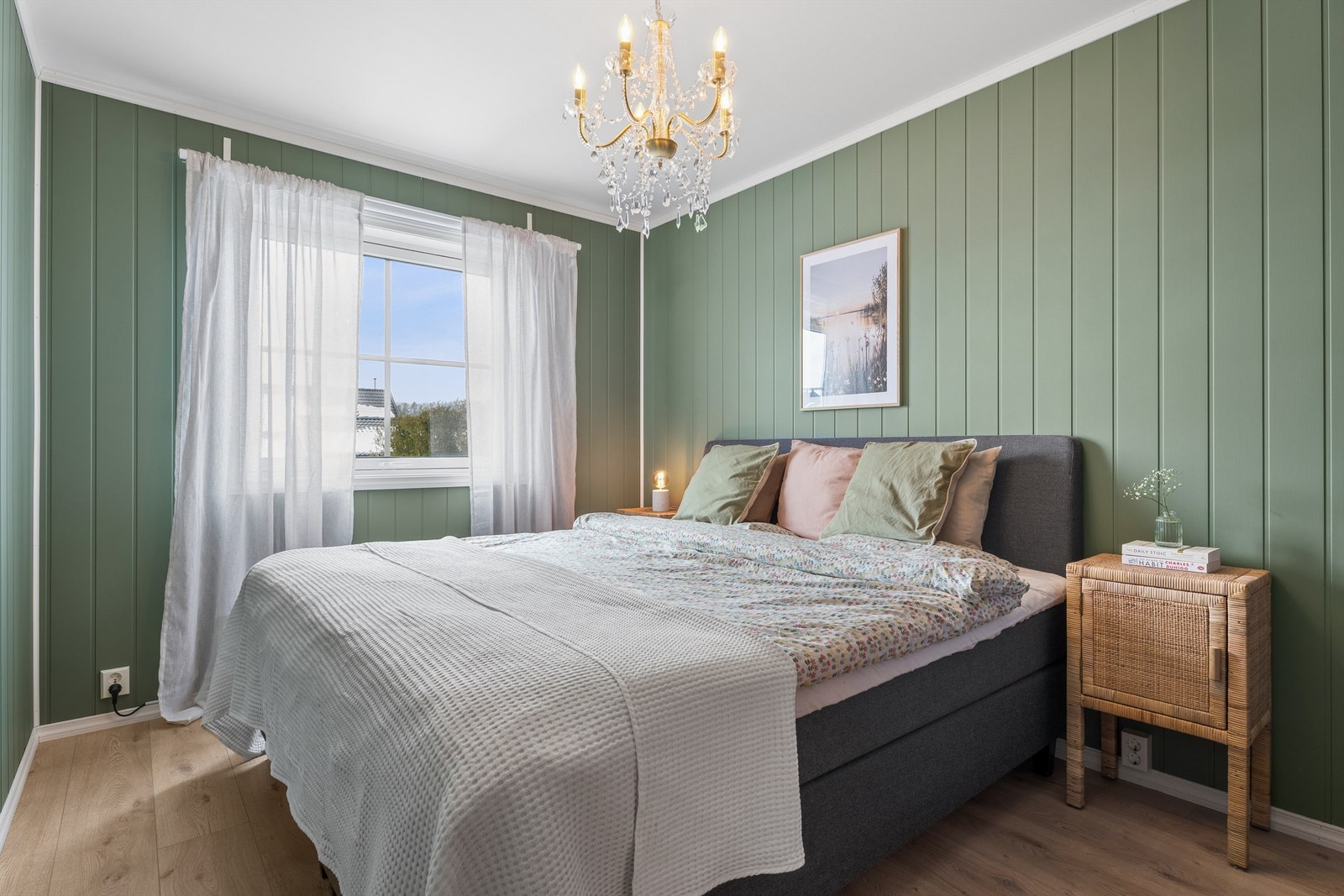 De to soverommene i underetasjen er av god størrelse med plass til seng og garderobeløsninger. Galleribilde