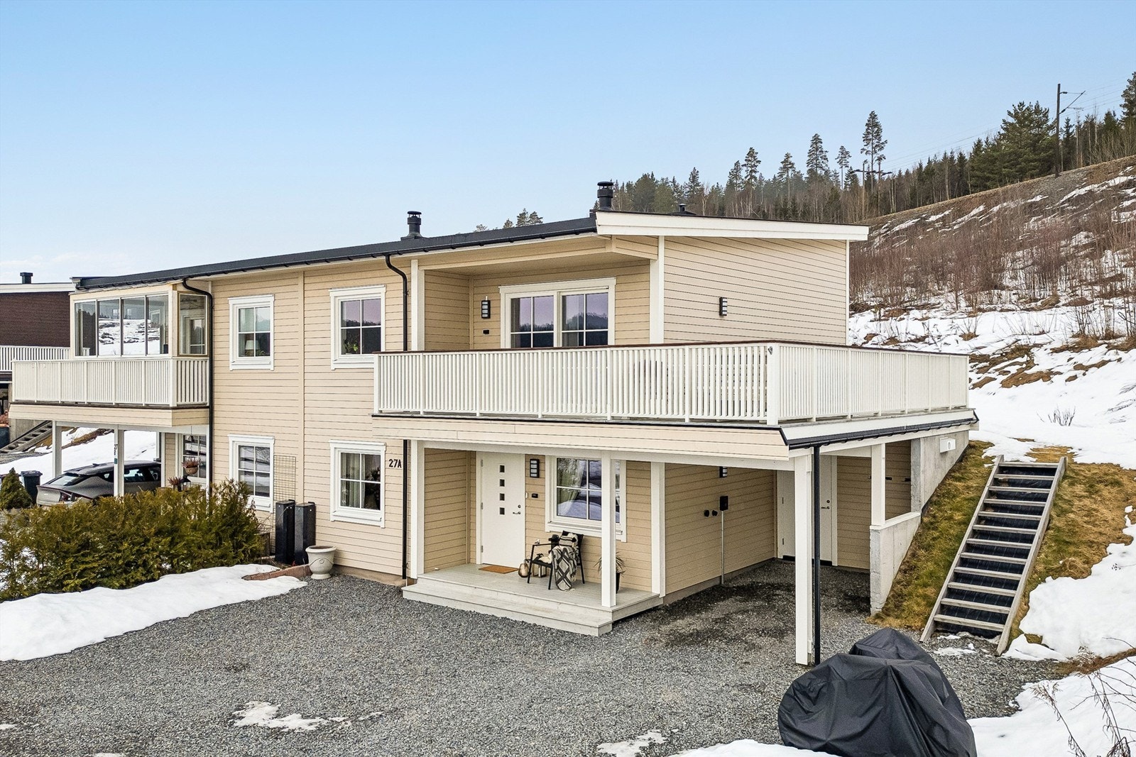 Velkommen til Vikslia 27A! Moderne halvpart av tomannsbolig oppført i 2023 med gjennomgående god standard og tidsriktige materialvalg. Galleribilde