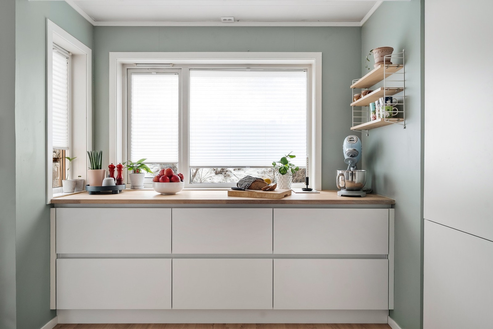 Koselig arbeidsplass ved vindu Galleribilde