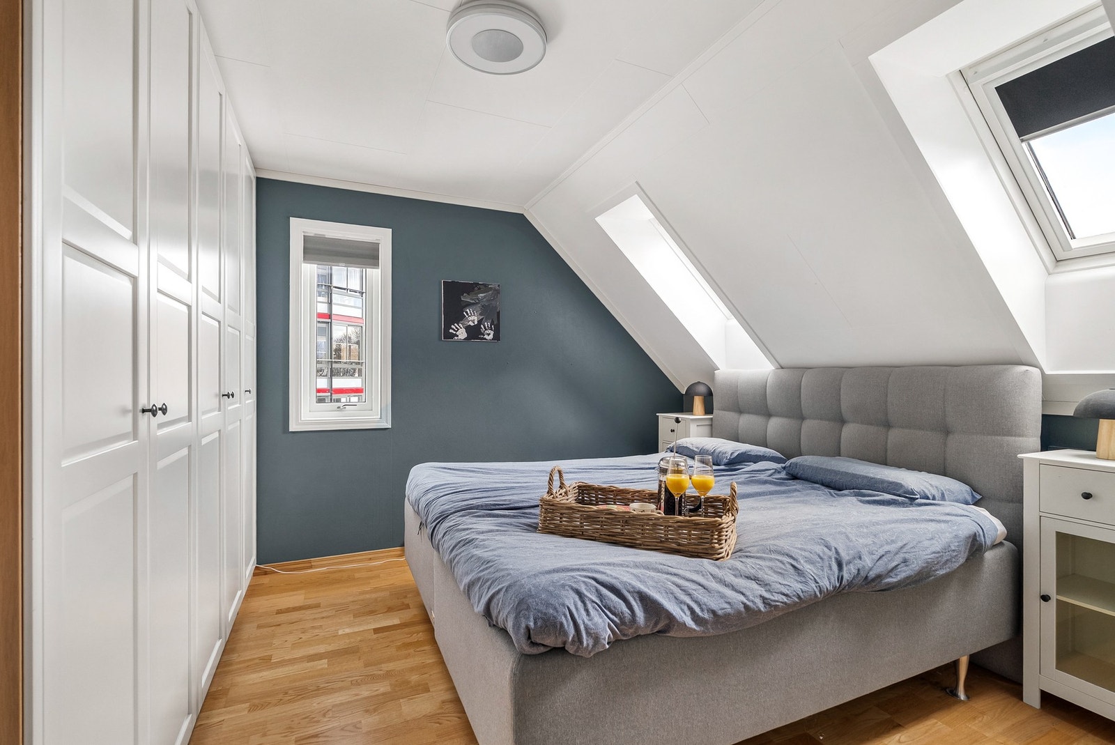 Hovedsoverom i god størrelse med takhøye garderobeskap - Boligen har totalt 4 soverom Galleribilde