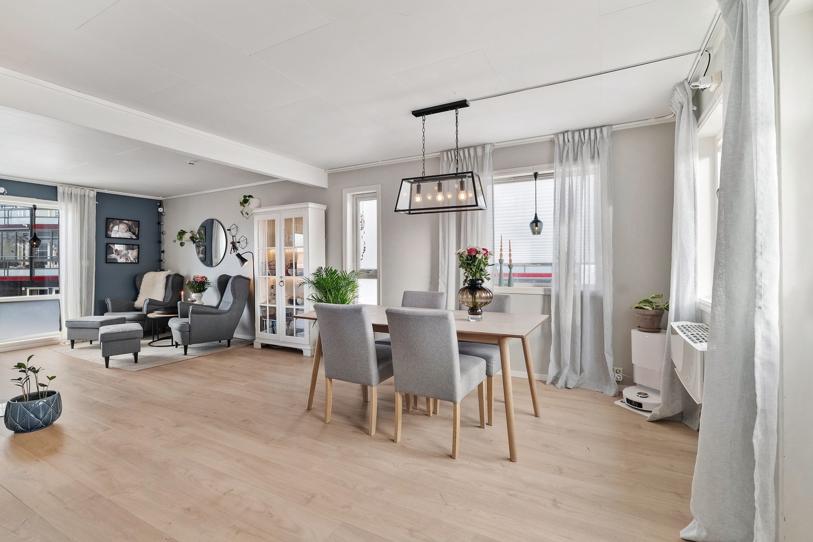 God plass til stor spisestue for sosiale stunder i tilknytning til kjøkken Galleribilde