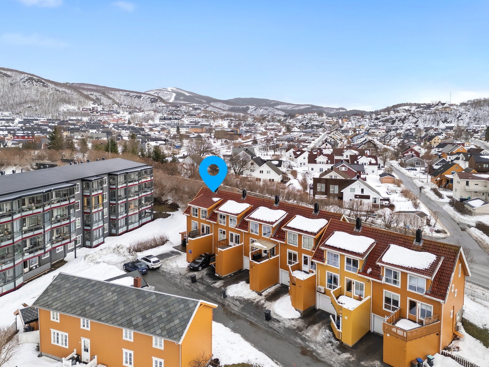 Rekkehuset ligger fint til i enden av veien, hvor man grenser til felles grønt- og lekeareal Galleribilde