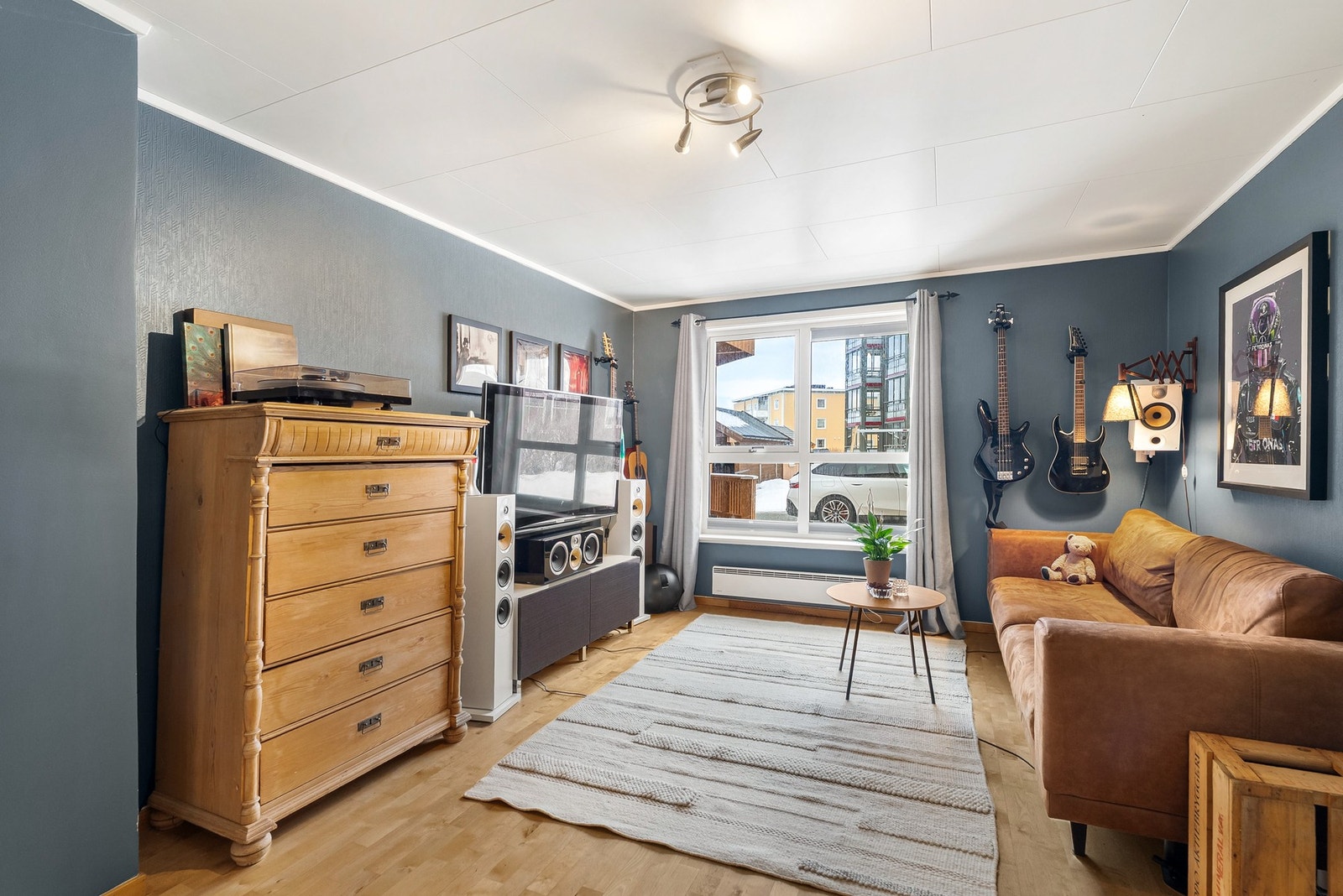 Stue i første etasje med god plass sittegruppe, etc. Galleribilde