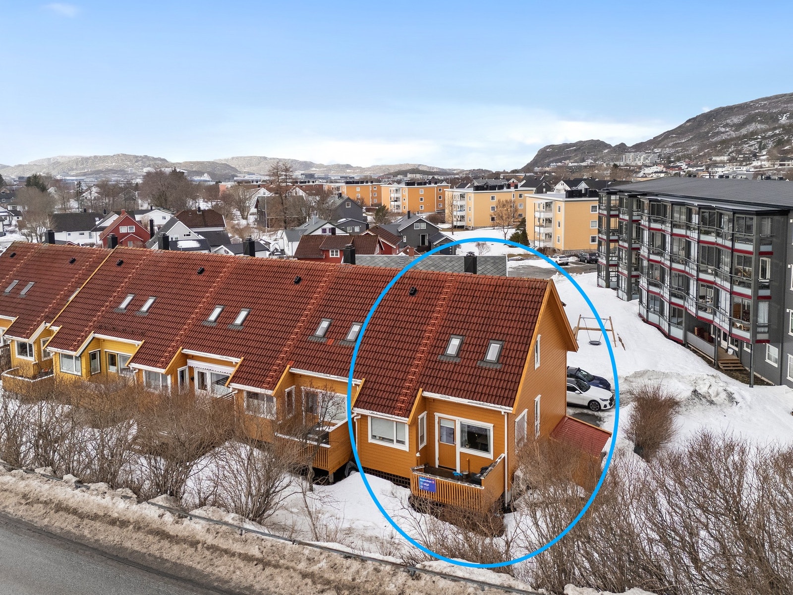 Boligen har balkong og altan, hvor man kan følge solen fra morgen til kveld Galleribilde