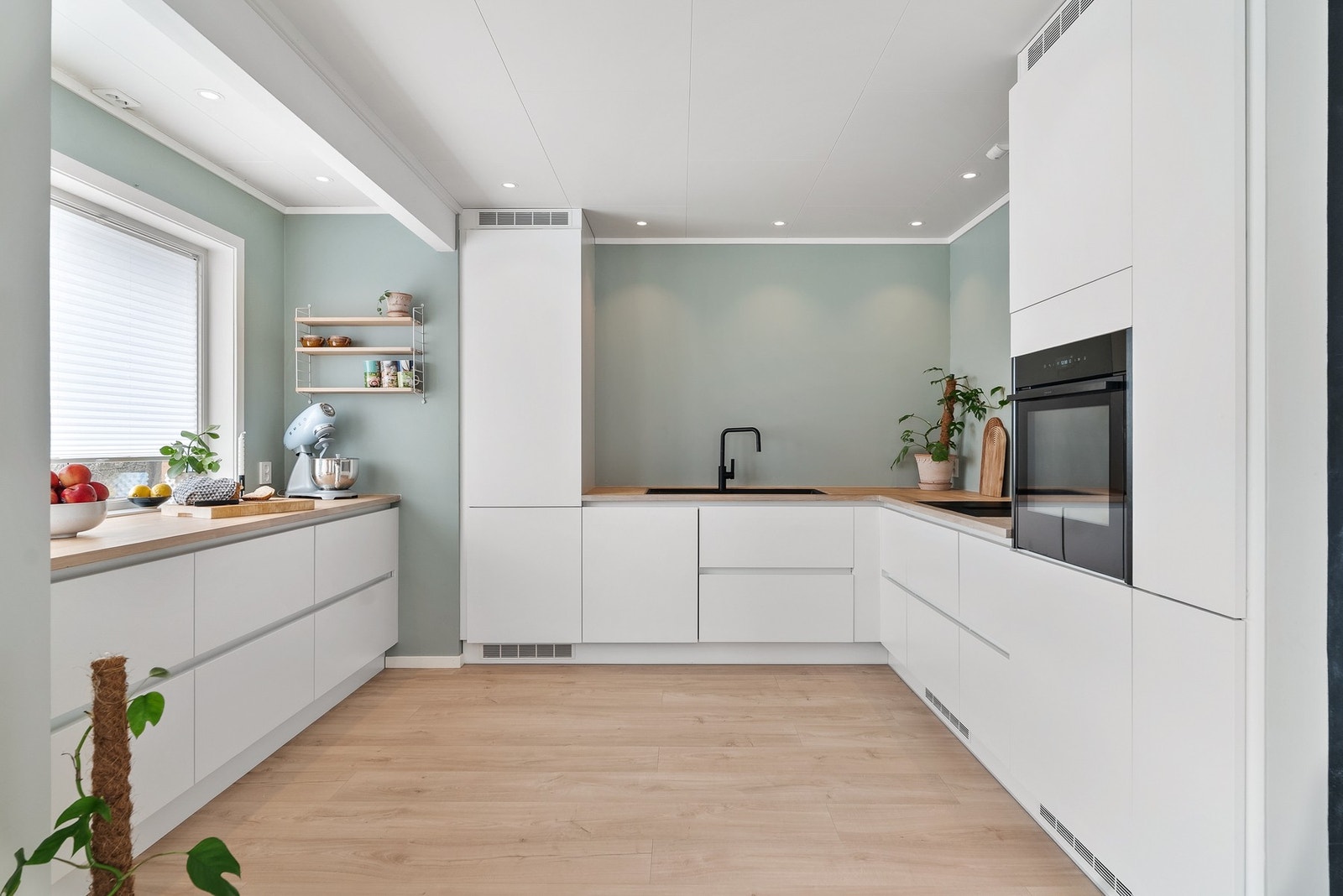 Stilfullt Designa kjøkken fra 2025 - Godt utbygget med god skap og benkeplass Galleribilde