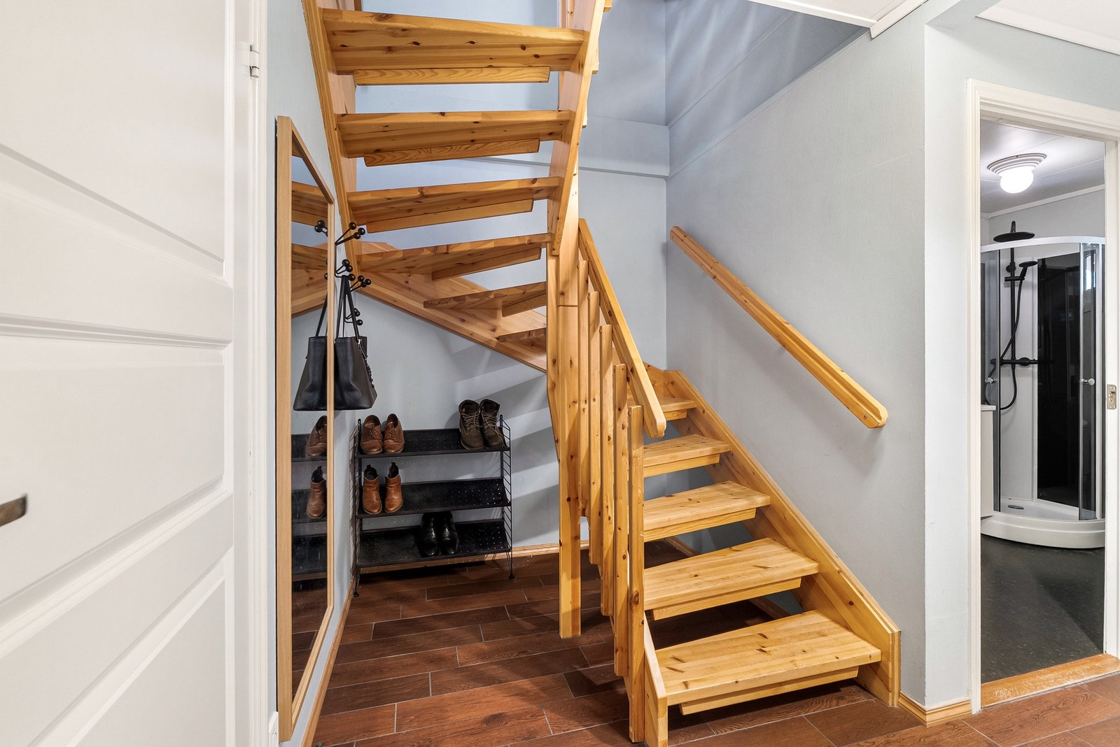 Gang/trapperom - Her er det adkomst til bad/vaskerom, stue nr. 2, soverom og to boder Galleribilde