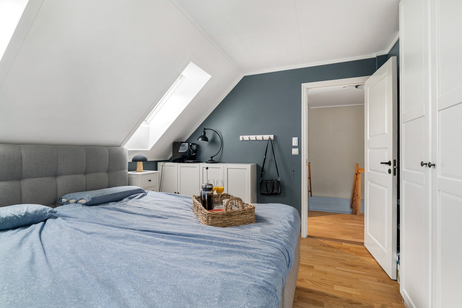 Hovedsoverom i god størrelse med takhøye garderobeskap Galleribilde