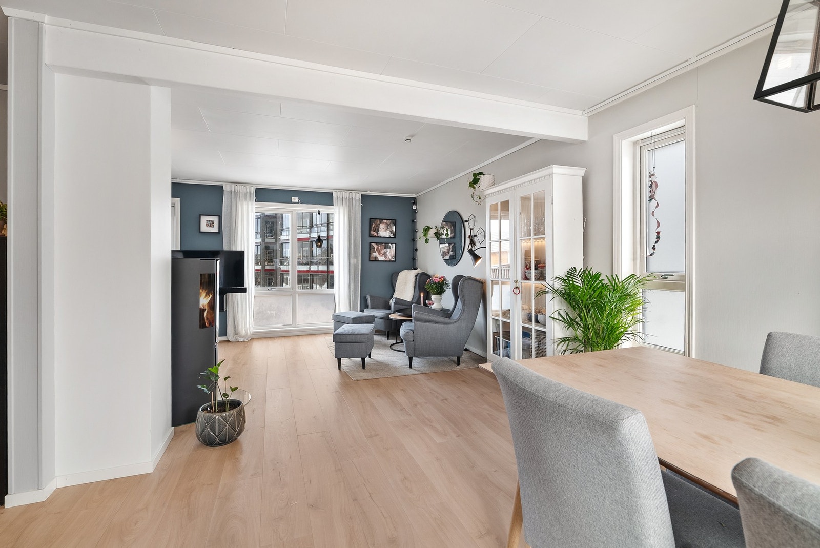 Åpen og luftig etasje med masse lysinnslipp Galleribilde