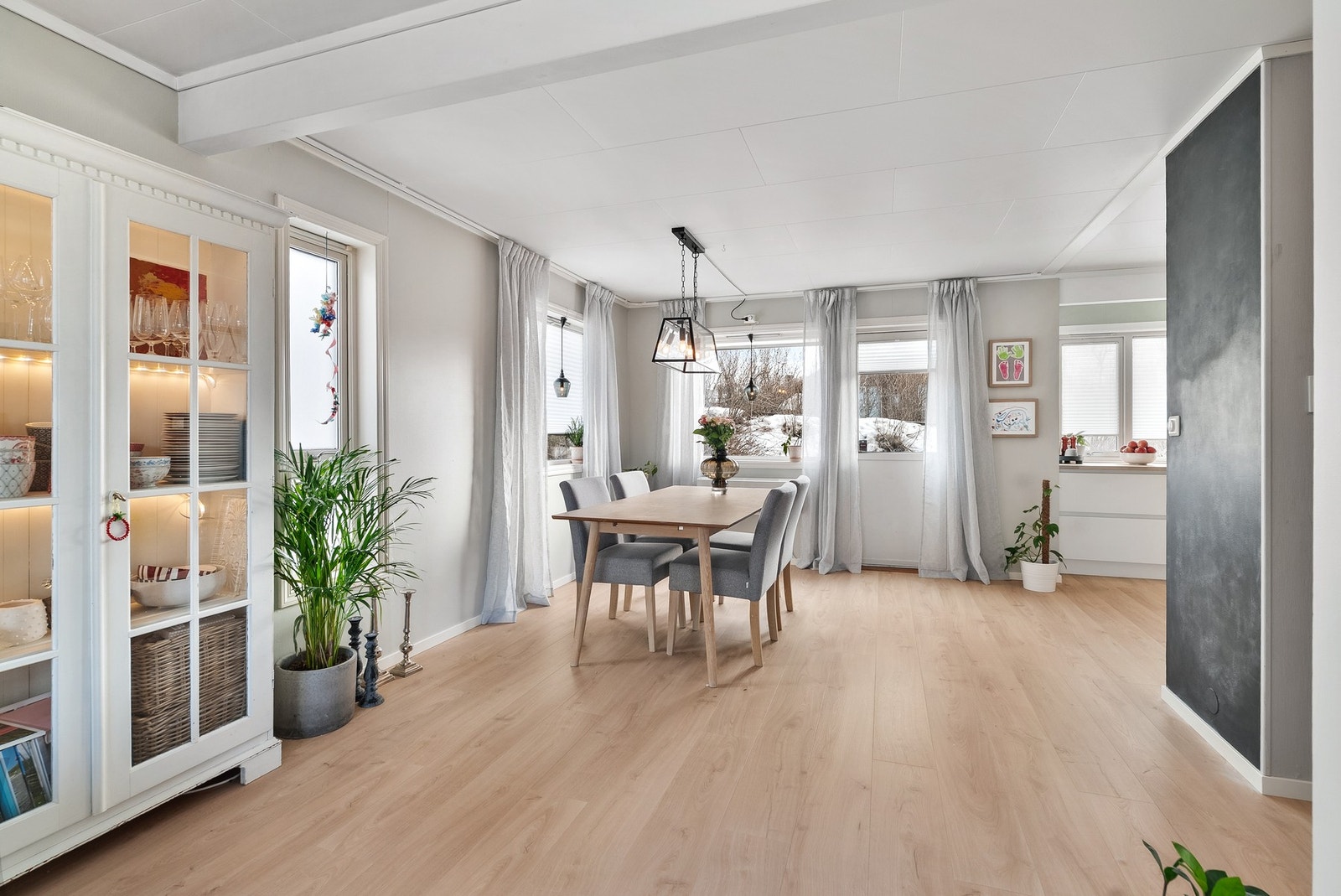 Vindusflater på tre vegger gir godt med naturlig lys i etasjen - Utgang til balkong Galleribilde