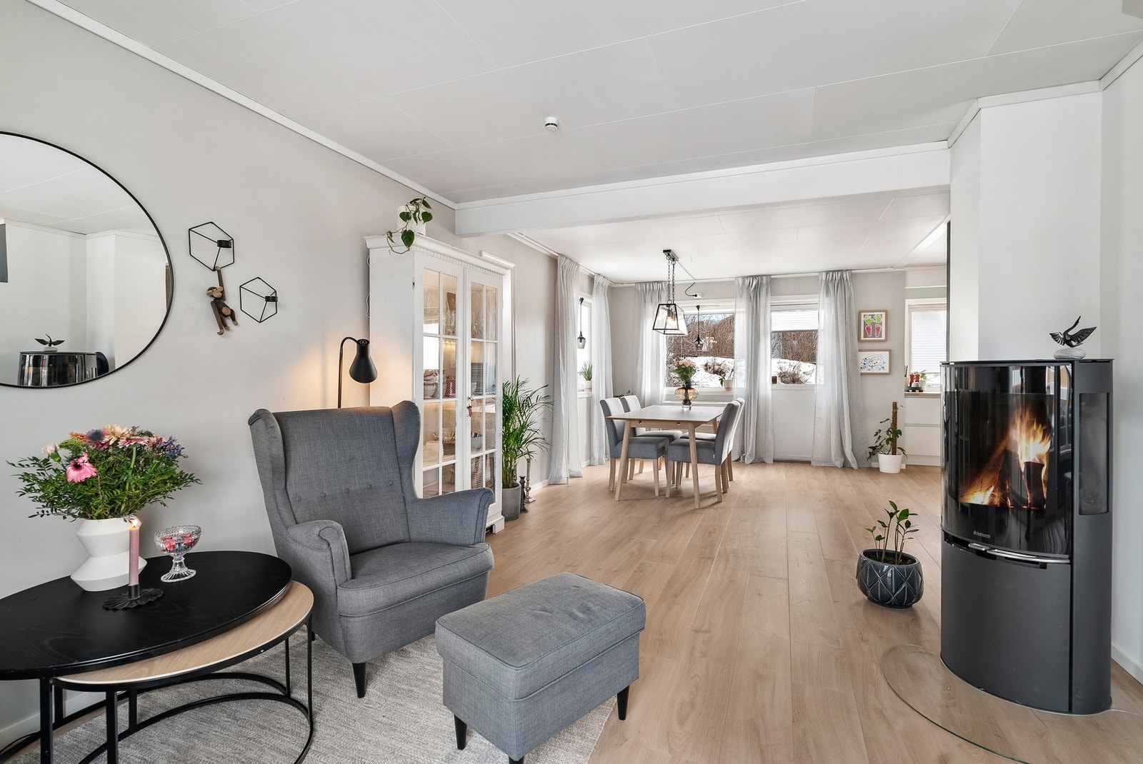 Stuen er lys og innbydende Galleribilde