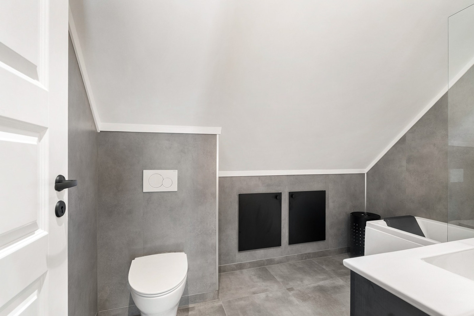 Lekkert bad som er renovert i 2025 - Lagringsplass i vegg Galleribilde