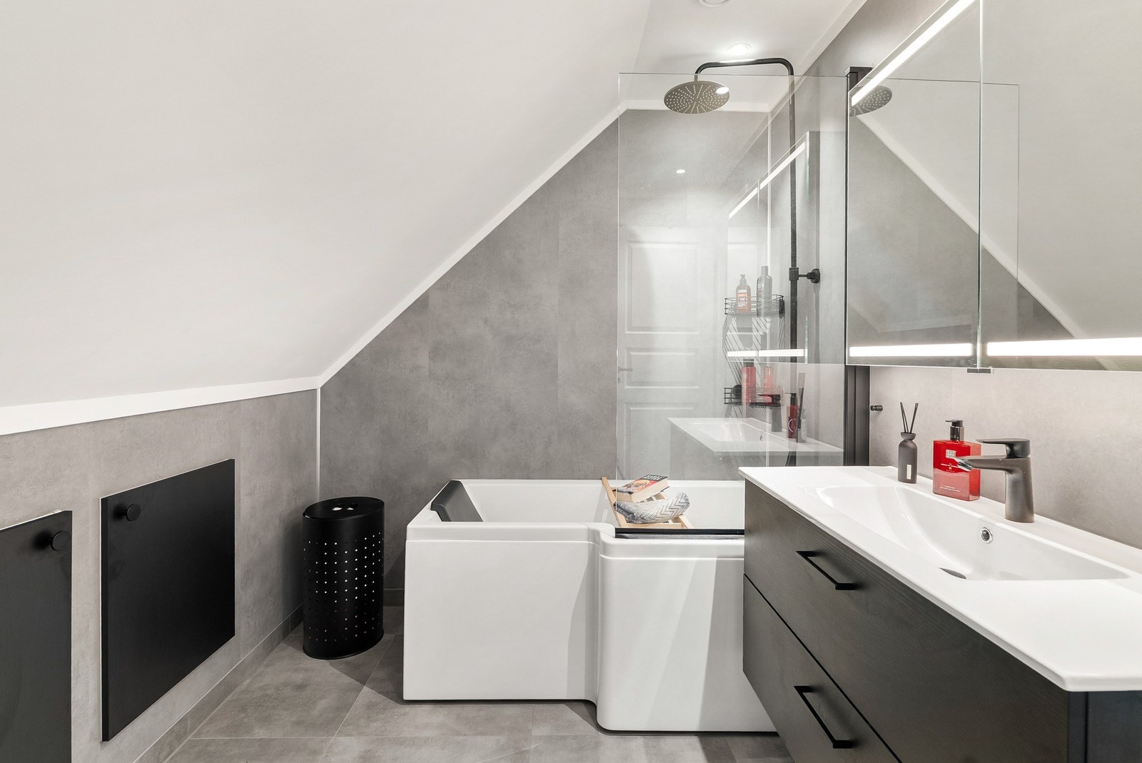 Lekkert bad som er renovert i 2025 - Baderomsplater på veggene og flislagt gulv med varmekabler. Galleribilde