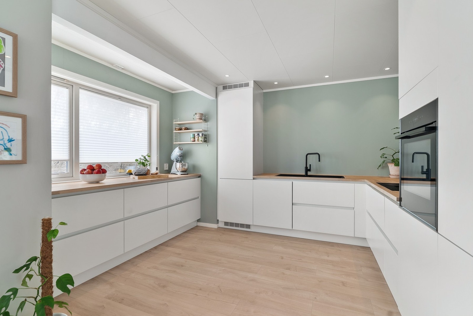 Innredning med glatte fronter og benkeplate av heltre - Integrerte hvitevarer Galleribilde